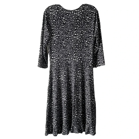 LEOTA | Grey and Black Cheetah Print Ruffled Hem V-Neck Jersey Midi Dress Size M - Picture 3 of 8